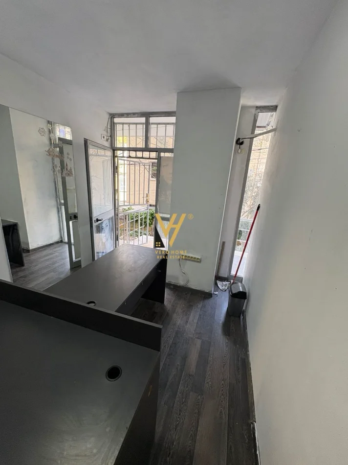 Tirane, jepet me qera zyre Kati 0, 15 m² 170 € (KOMUNA E PARISIT)