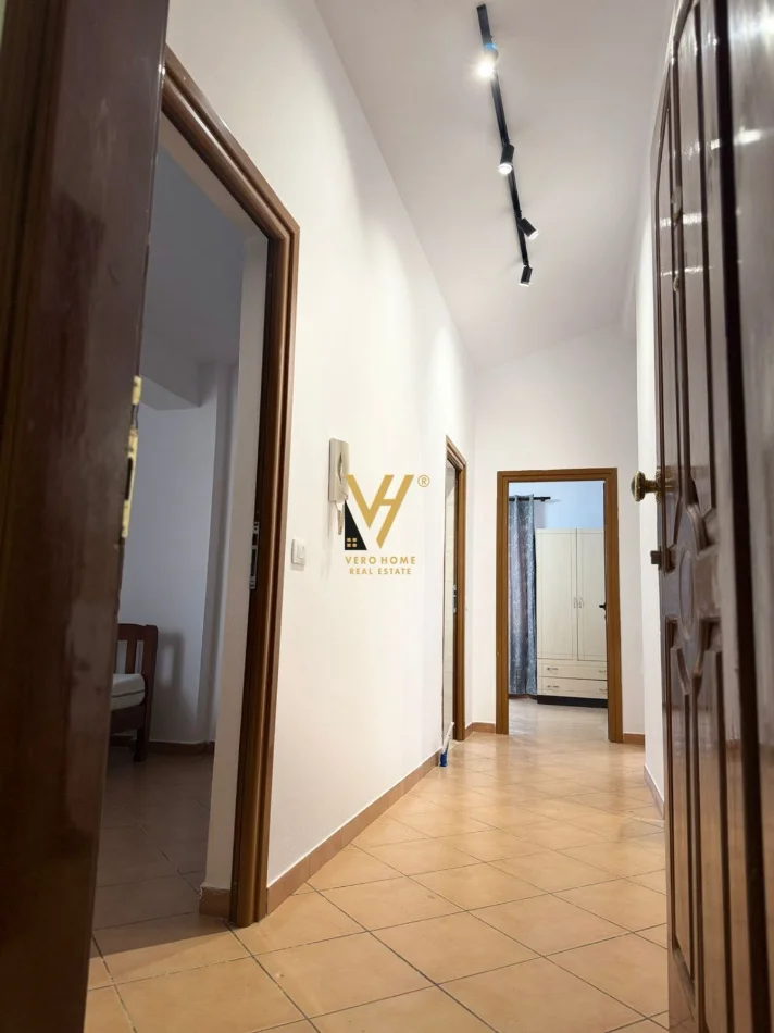 Tirane, jepet me qera apartament 3+1+Ballkon Kati 4, 100 m² 570 € (SELITE)