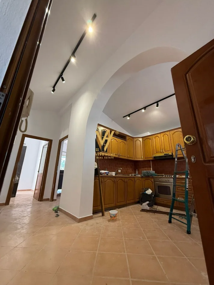 Tirane, jepet me qera apartament 3+1+Ballkon Kati 4, 100 m² 570 € (SELITE)