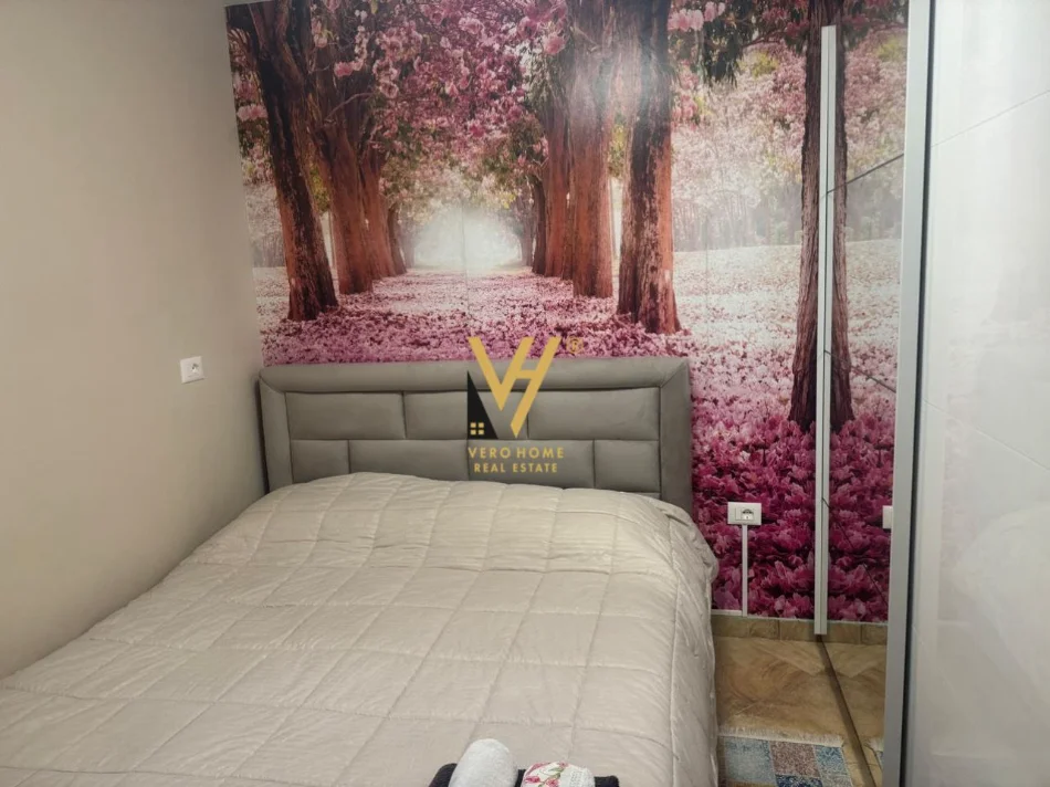 Tirane, jepet me qera apartament 1+1+Ballkon Kati 7, 75 m² 650 € (RRUGA E BARRIKADAVE)