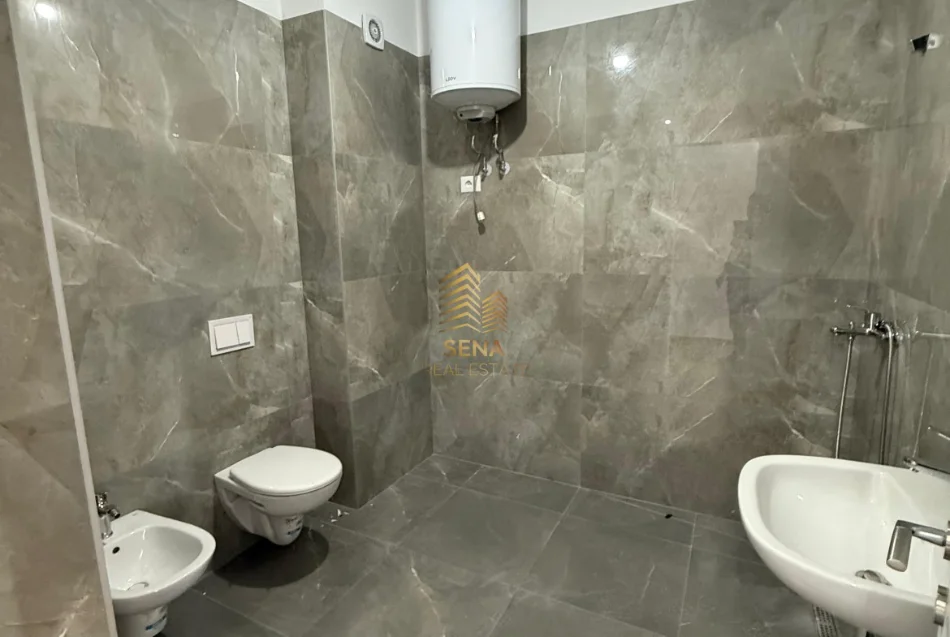 Tirane, jepet me qera ambjent biznesi Kati 9, 81 m² 550 € (Rruga e Dibres, Kompleksi Arlis)