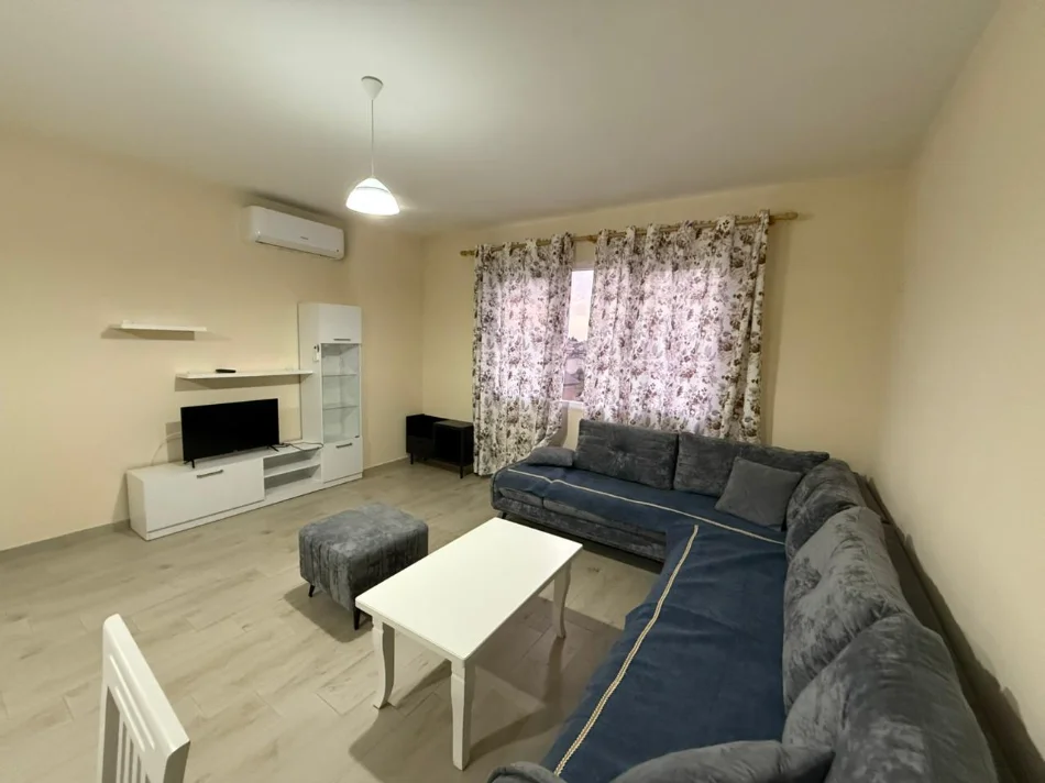 Tirane, jepet me qera apartament 1+1 Kati 3, (sauk)