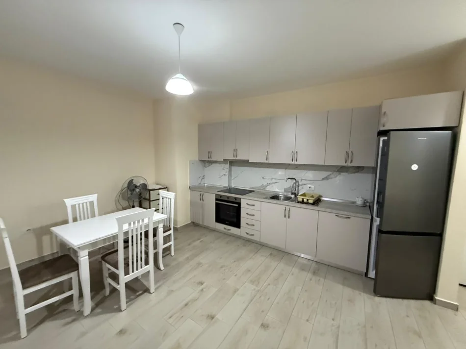 Tirane, jepet me qera apartament 1+1 Kati 3, (sauk)
