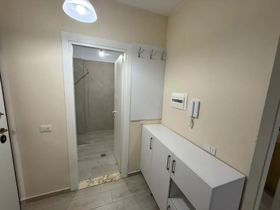 Tirane, jepet me qera apartament 1+1 Kati 3, (sauk)