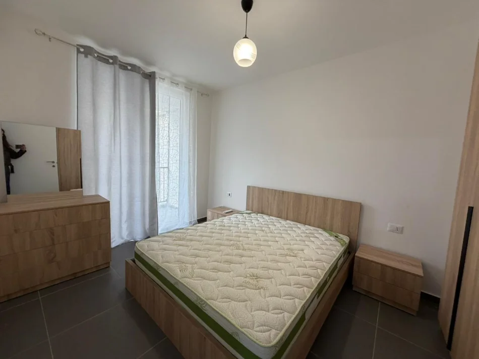 Tirane, jepet me qera apartament 3+1 , (5 MAJI)