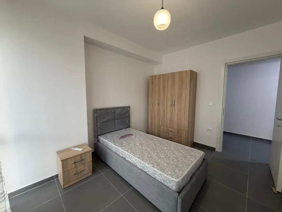 Tirane, jepet me qera apartament 3+1 , (5 MAJI)