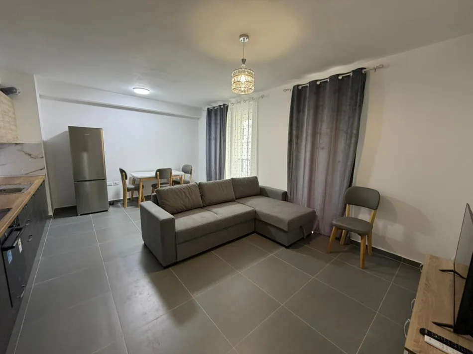 Tirane, jepet me qera apartament 3+1 , (5 MAJI)