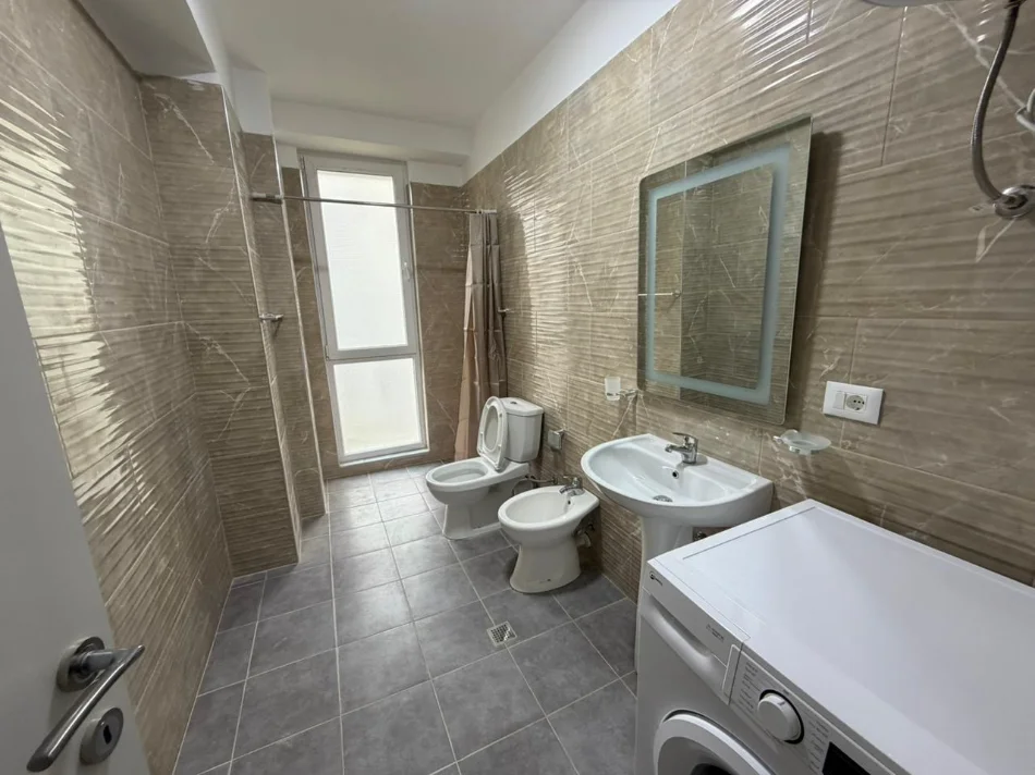 Tirane, jepet me qera apartament 3+1 , (5 MAJI)