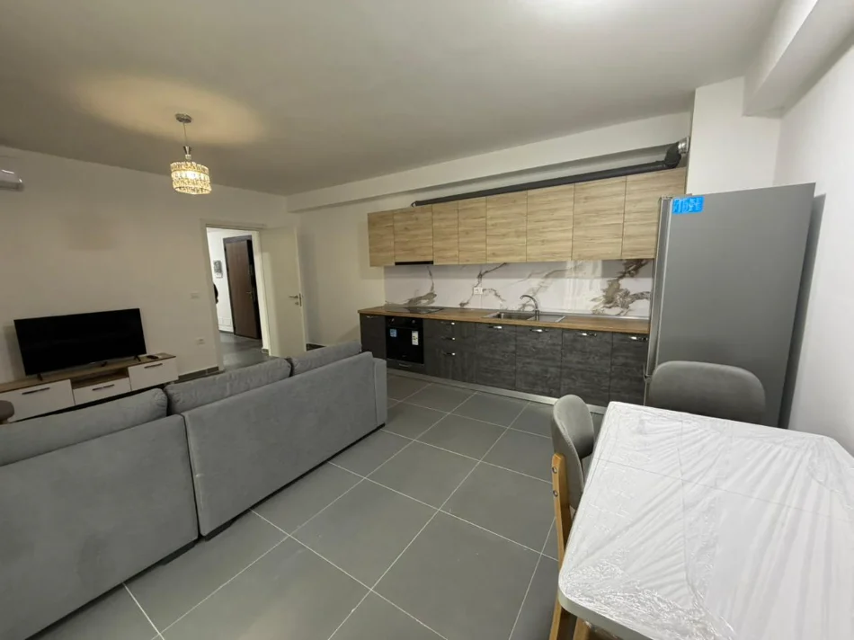 Tirane, jepet me qera apartament 3+1 , (5 MAJI)