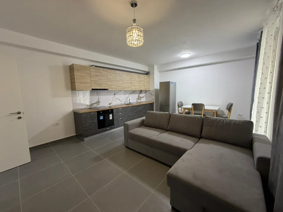 Tirane, jepet me qera apartament 3+1 , (5 MAJI)