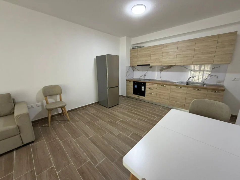 Tirane, jepet me qera apartament 2+1 Kati 2, (5 MAJI)