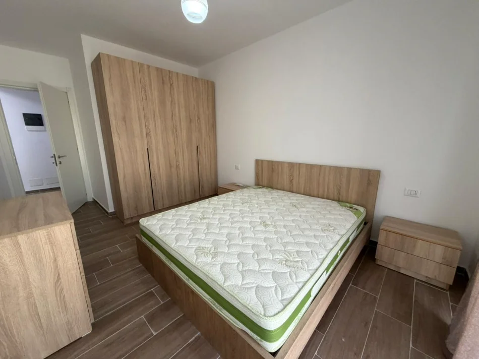Tirane, jepet me qera apartament 2+1 Kati 2, (5 MAJI)