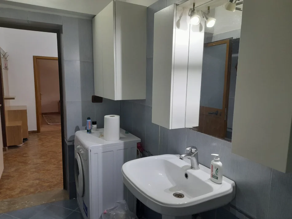 Tirane, jepet me qera apartament 1+1 Kati 5, 85 m² 600 € (BLLOK)