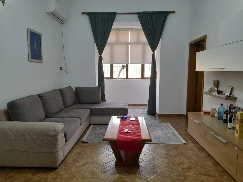 Tirane, jepet me qera apartament 1+1 Kati 5, 85 m² 600 € (BLLOK)