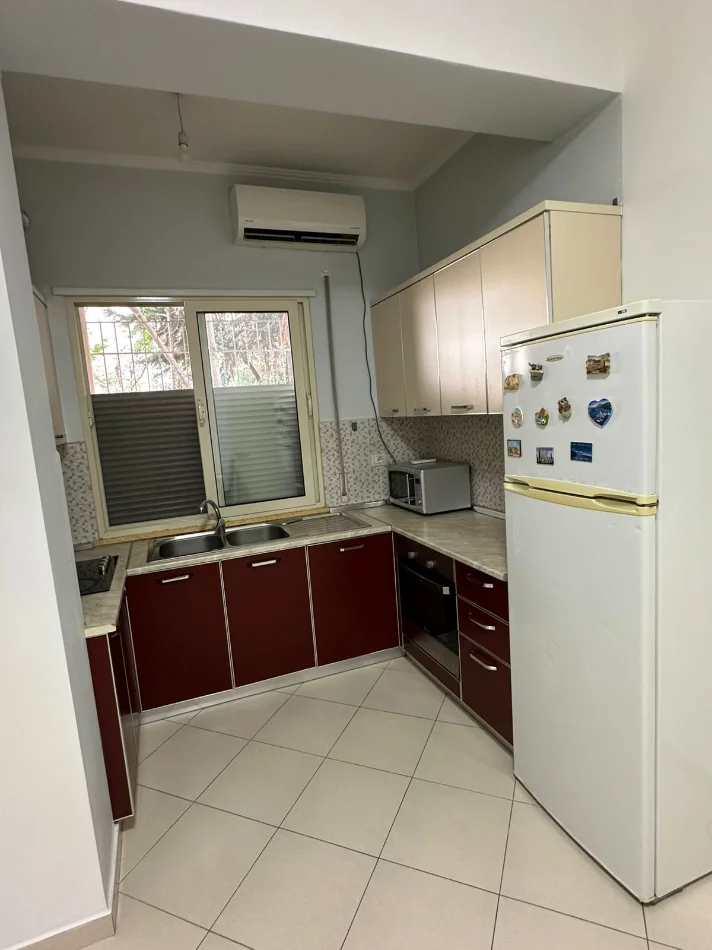 Tirane, jepet me qera apartament 1+1+Ballkon Kati 1, 65 m² 500 € 