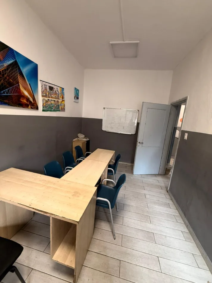 Tirane, jepet me qera zyre Kati 3, 100 m² 800 € 