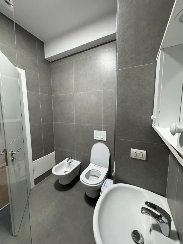 Tirane, jepet me qera apartament 1+1+Ballkon Kati 4, 70 m² 400 € 