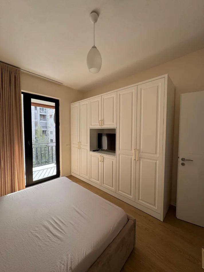 Tirane, jepet me qera apartament 1+1+Ballkon Kati 3, 70 m² 400 € (URBAN GATE)