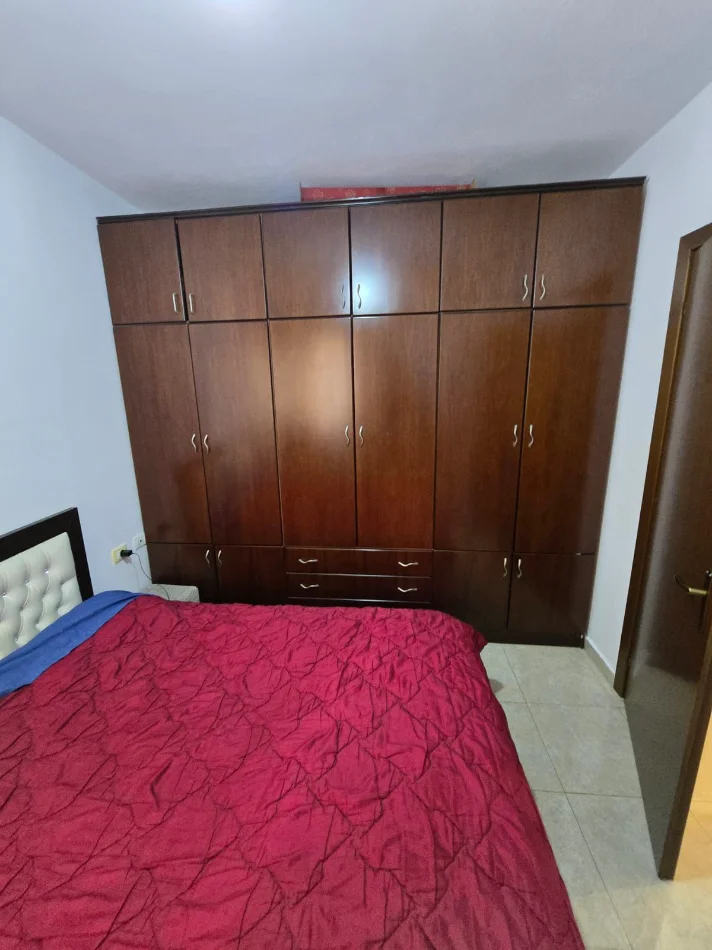 Tirane, jepet me qera apartament 1+1 Kati 1, 45.000LEKE (ISH FUSHA E AVIACIONIT)