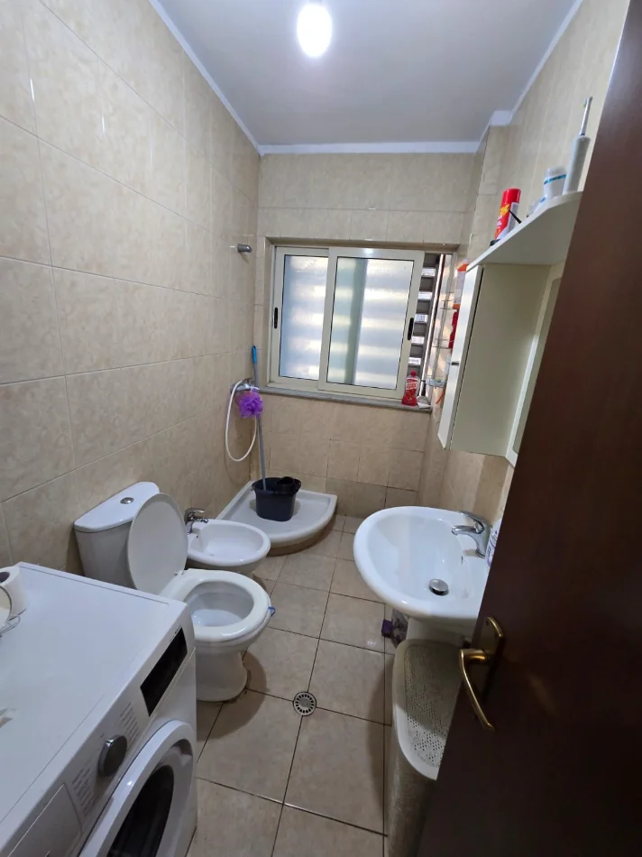 Tirane, jepet me qera apartament 1+1 Kati 1, 45.000LEKE (ISH FUSHA E AVIACIONIT)