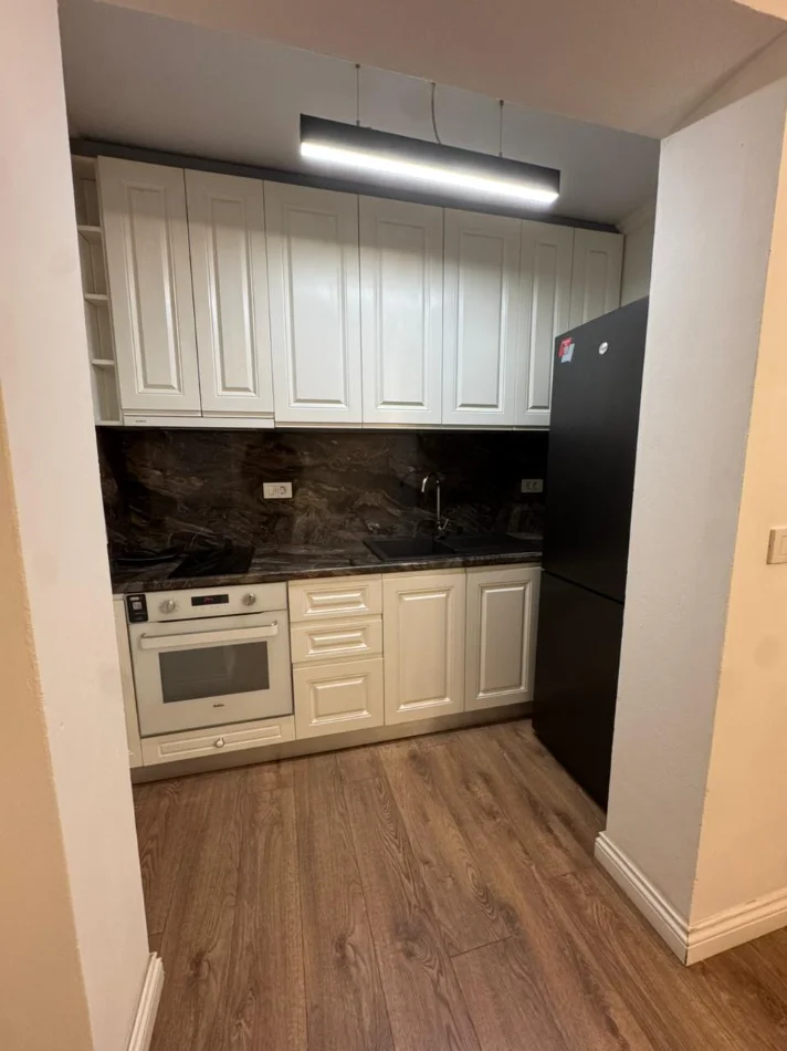 Tirane, jepet me qera apartament 3+1+Ballkon Kati 3, 100 m² 800 € (Rruga mine Peza)