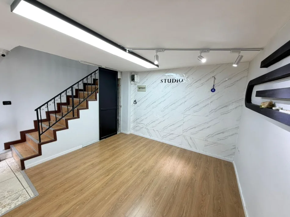 Tirane, jepet me qera dyqan Kati 0, 32 m² 620 € (mine peza)