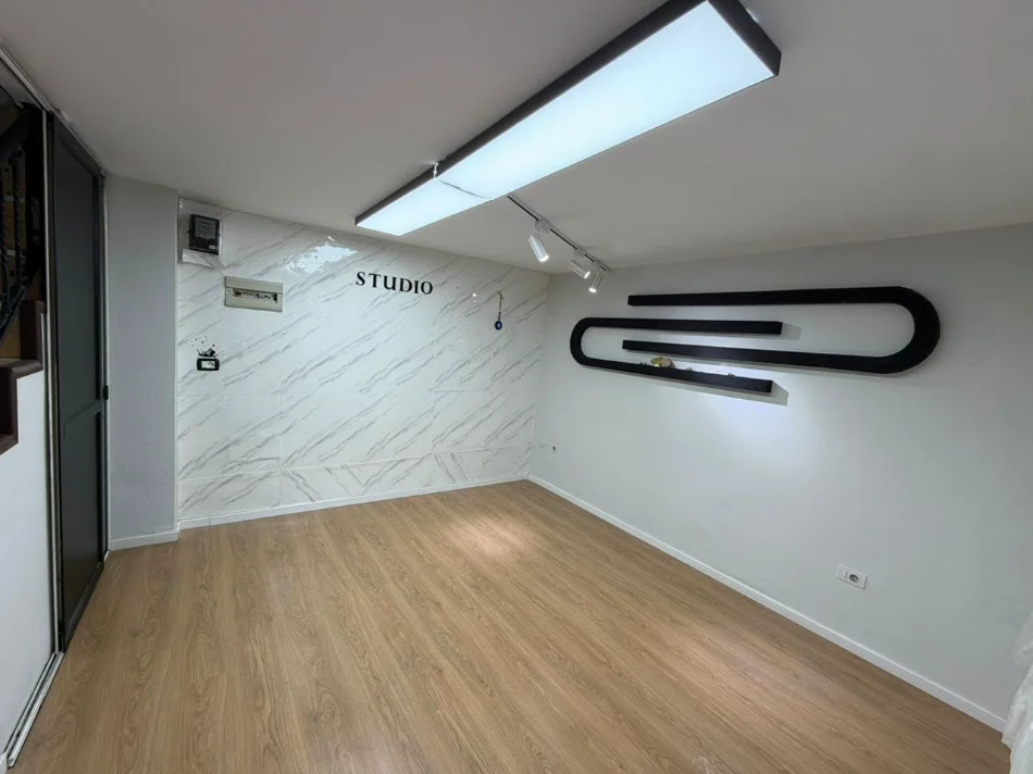 Tirane, jepet me qera dyqan Kati 0, 32 m² 620 € (mine peza)