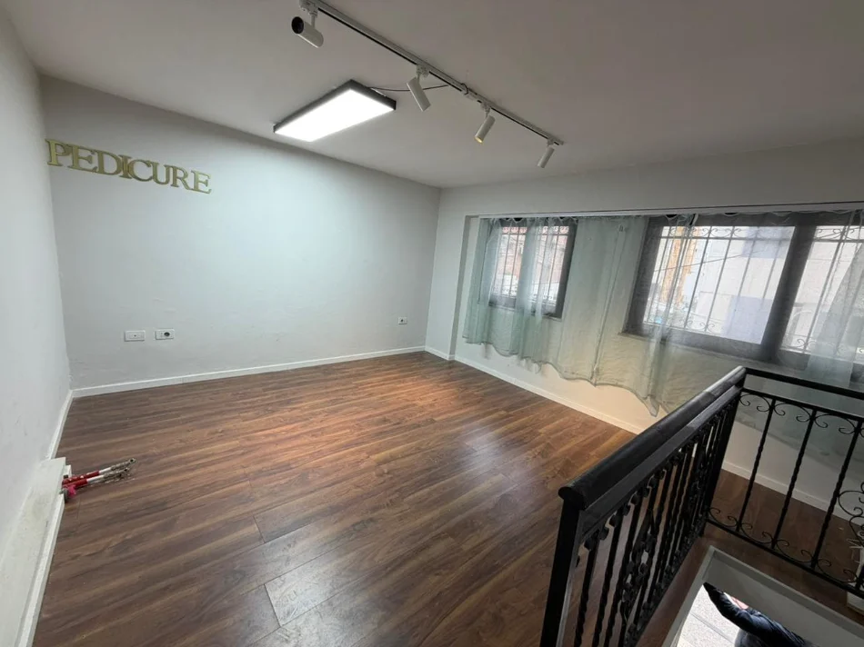 Tirane, jepet me qera dyqan Kati 0, 32 m² 620 € (mine peza)