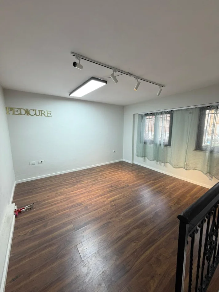 Tirane, jepet me qera dyqan Kati 0, 32 m² 620 € (mine peza)