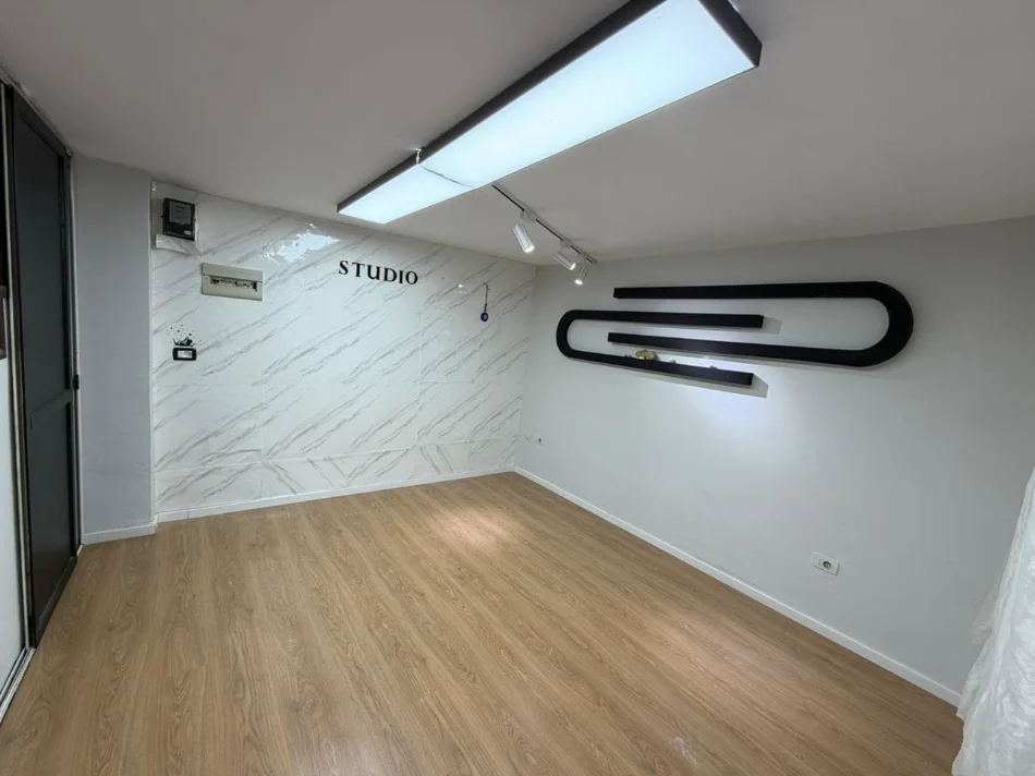 Tirane, jepet me qera dyqan Kati 0, 32 m² 620 € (mine peza)