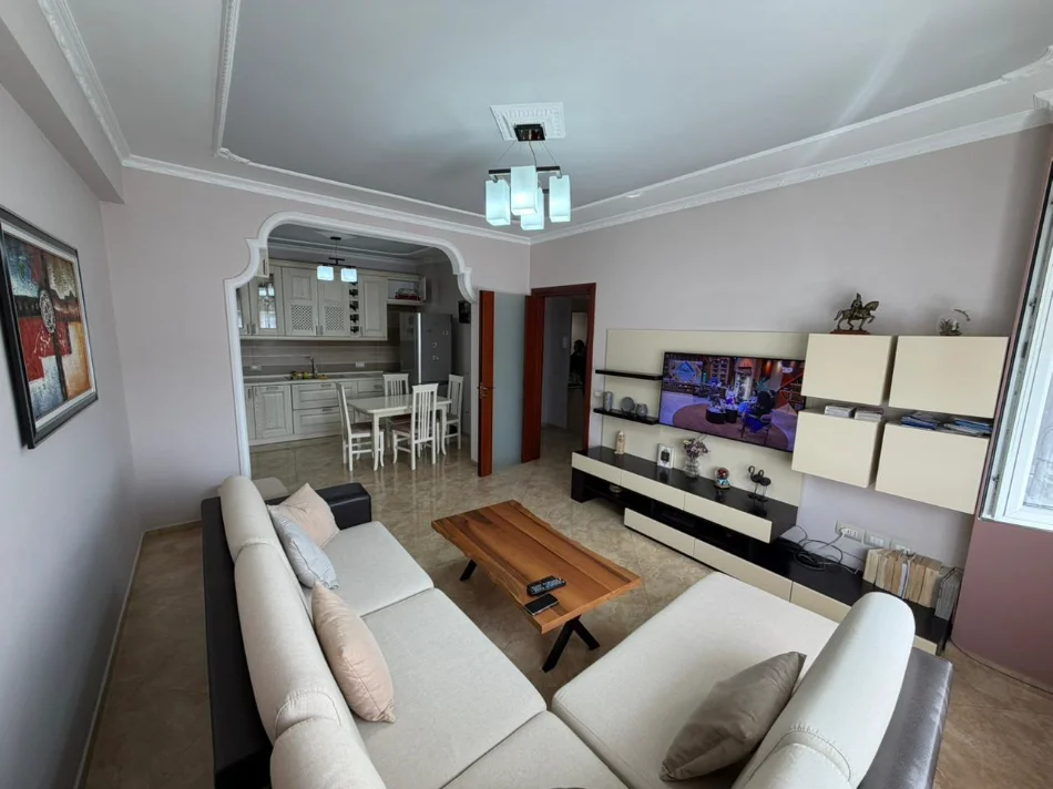 Tirane, jepet me qera apartament 2+1 Kati 5, 700 € (Ali Demi)