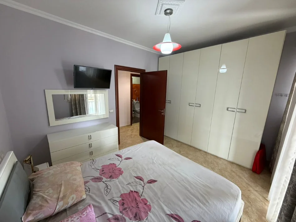 Tirane, jepet me qera apartament 2+1 Kati 5, 700 € (Ali Demi)