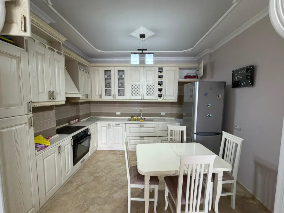 Tirane, jepet me qera apartament 2+1 Kati 5, 700 € (Ali Demi)