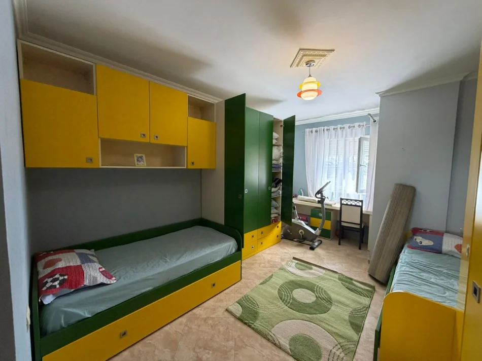 Tirane, jepet me qera apartament 2+1 Kati 5, 700 € (Ali Demi)