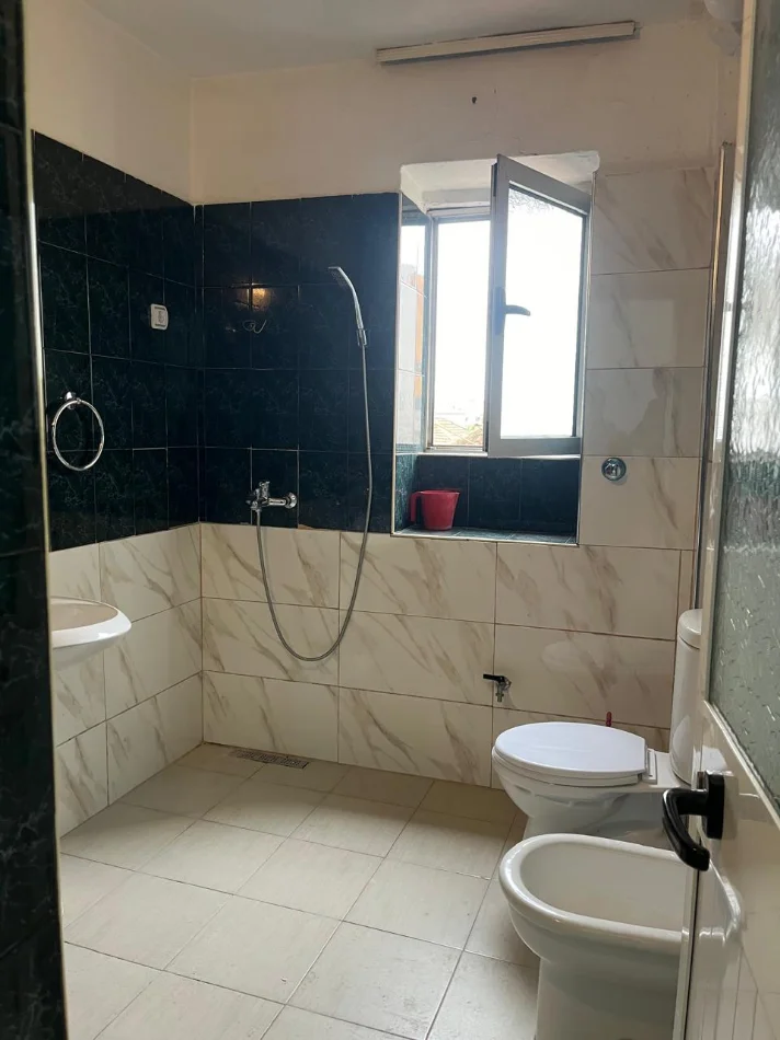 Tirane, jepet me qera apartament 1+1+Aneks Kati 3, 52 m² 260 € (Rruga Bajo Topulli)