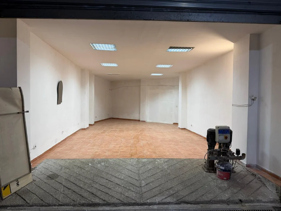Tirane, jepet me qera garazh | post parkimi Kati -1, 63 m² 250 € (Rruga Tom Plezha)