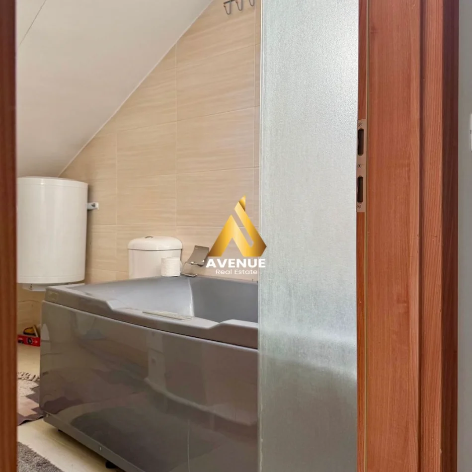 Tirane, jepet me qera 2+1 Kati 2, 180 m² 1.100 € (porta e gjelber)