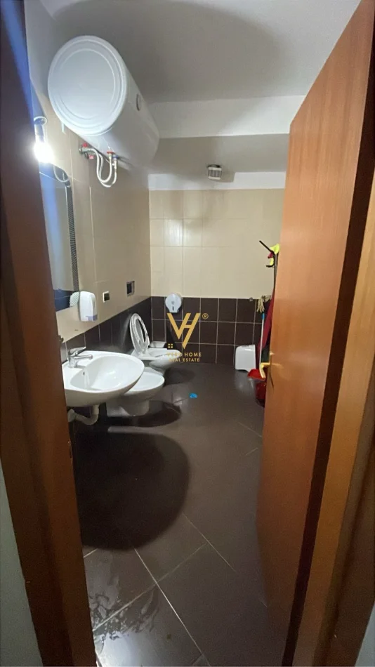 Tirane, jepet me qera zyre Kati 5, 300 m² 2.800 € (KOMPLEKSI HALILI, SELVIA)