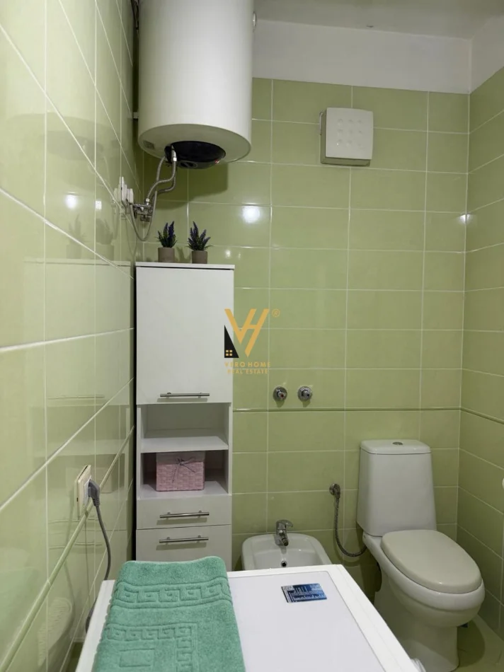 Tirane, jepet me qera apartament 1+1+Ballkon Kati 7, 72 m² 700 € (KOMUNA E PARISIT)