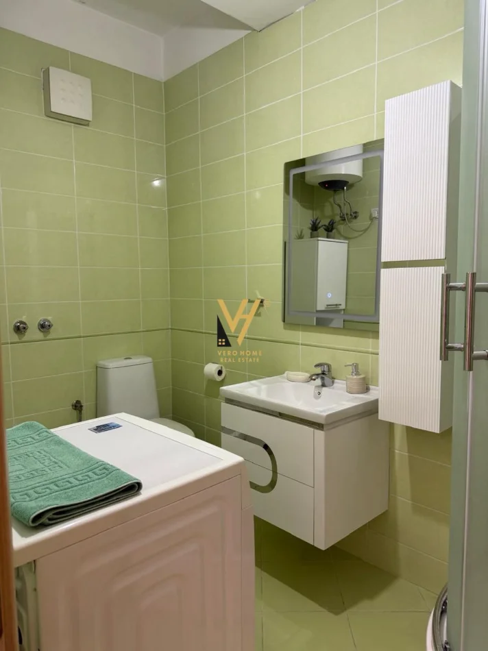 Tirane, jepet me qera apartament 1+1+Ballkon Kati 7, 72 m² 700 € (KOMUNA E PARISIT)