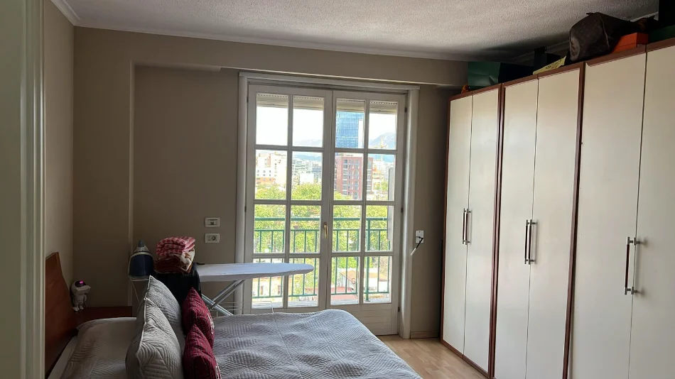 Tirane, jepet me qera apartament 2+1 , 1.000 € (bllok)