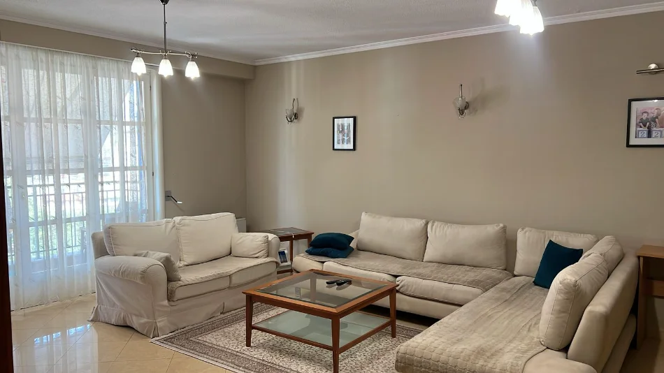 Tirane, jepet me qera apartament 2+1 , 1.000 € (bllok)
