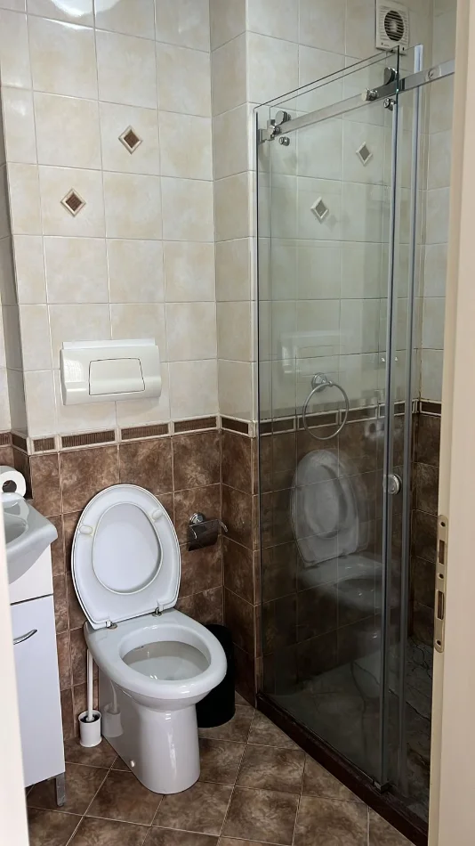 Tirane, jepet me qera apartament 2+1 , 1.000 € (bllok)