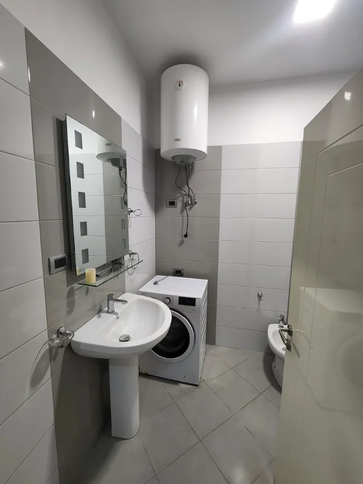 Tirane, jepet me qera apartament 1+1 Kati 8, (Paskuqan) 40.000 Leke/Muaj