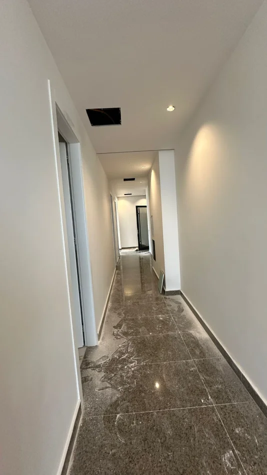 Tirane, jepet me qera zyre Kati 8, 576 m² 10.000 € (Kompleksi Delijorgji)