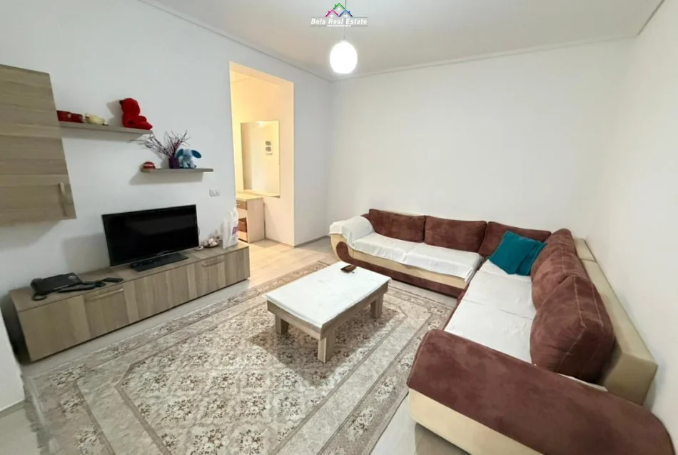 Tirane, jepet me qera apartament 1+1+Ballkon Kati 3, 85 m² 520 € (vasil shanto)