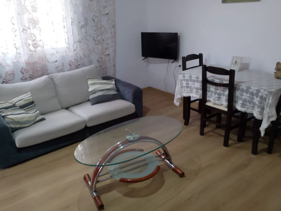 Tirane, jepet me qera shtepi 1+1 Kati 1, 70 m² 350 € 