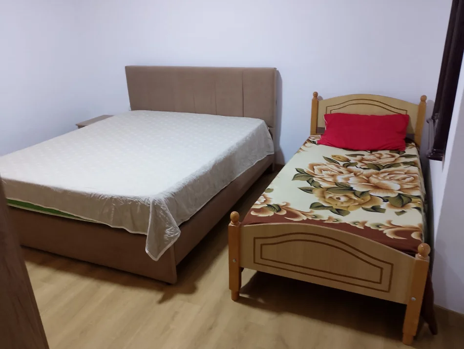 Tirane, jepet me qera shtepi 1+1 Kati 1, 70 m² 350 € 