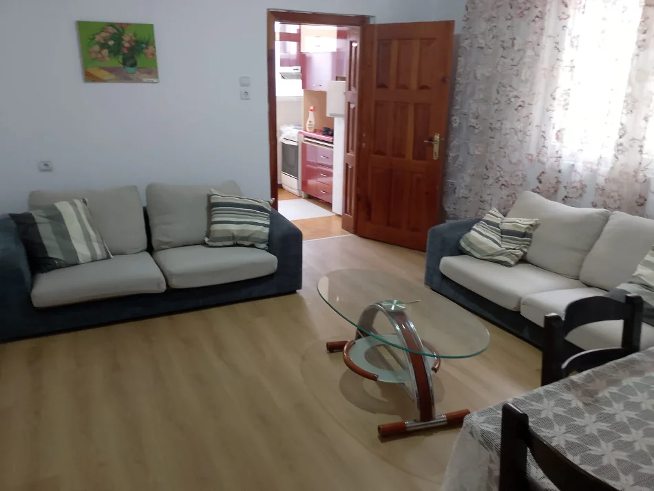 Tirane, jepet me qera shtepi 1+1 Kati 1, 70 m² 350 € 