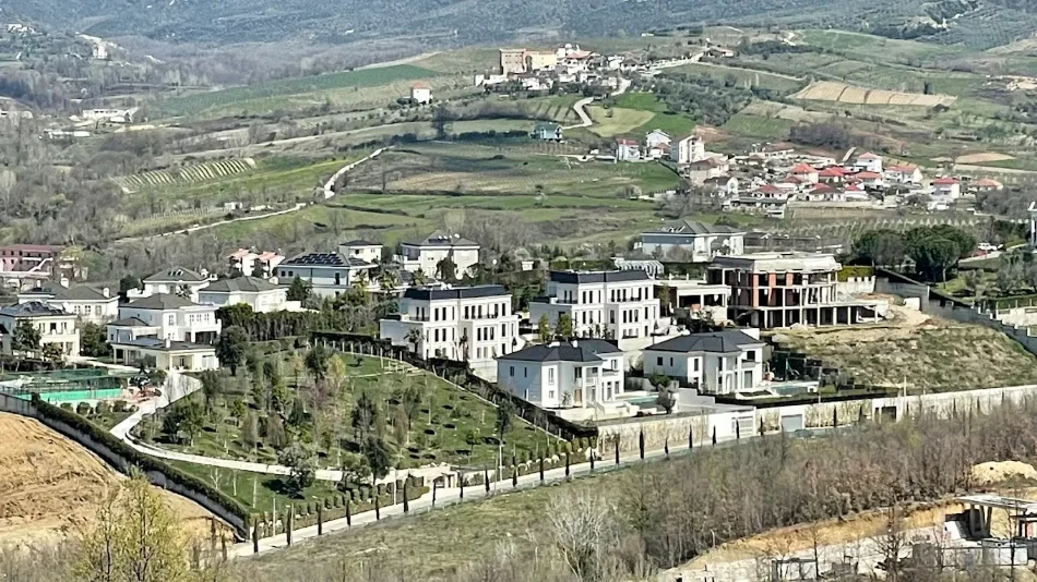 Tirane, shitet Vile 3 Katshe , 1.003 m² 